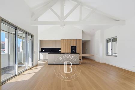 SUPERBE APPARTEMENT AVEC LOGGIA À 50 MÈTRES DU BASSIN