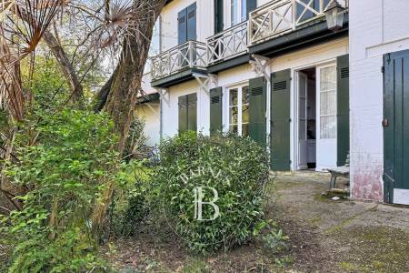 VILLA ARCACHONNAISE DE CARACTÈRE DE 225 M² AVEC TERRASSE ET JARDIN AU MOULLEAU, À ARCACHON