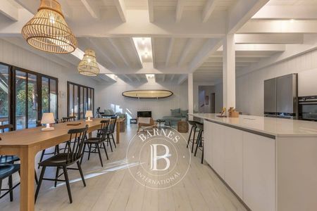 Cadre paisible et préservé dans une villa rénovée de 235 m² – immobilier de luxe sur le Bassin d’Arcachon