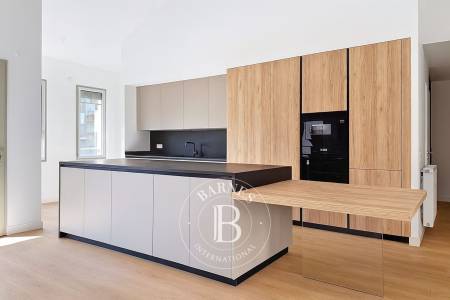 SUPERBE APPARTEMENT AVEC LOGGIA À 50 MÈTRES DU BASSIN