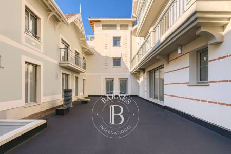 SUPERBE APPARTEMENT AVEC LOGGIA À 50 MÈTRES DU BASSIN