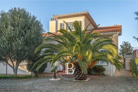 VILLA EN PREMIÈRE LIGNE AVEC ACCÈS PRIVATIF À LA PLAGE D'ARCACHON