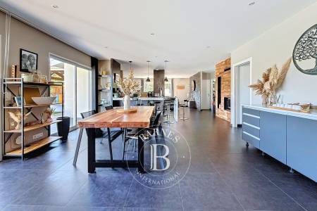 salon lumineux avec cheminée centrale Lège Cap Ferret