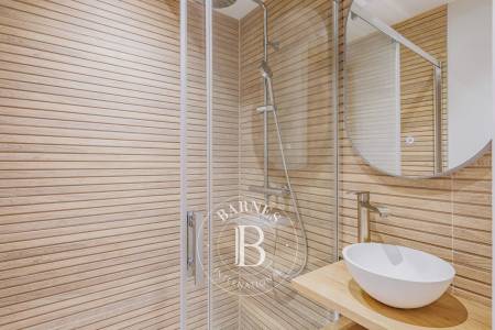 piscine extérieure dans jardin paysager