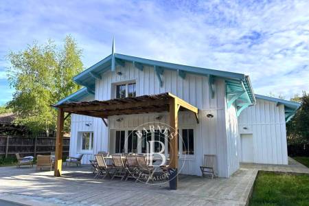 Séjour lumineux avec accès direct à la terrasse en bois