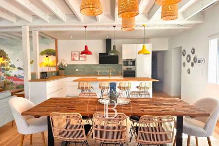 Piscine chauffée entourée de végétation