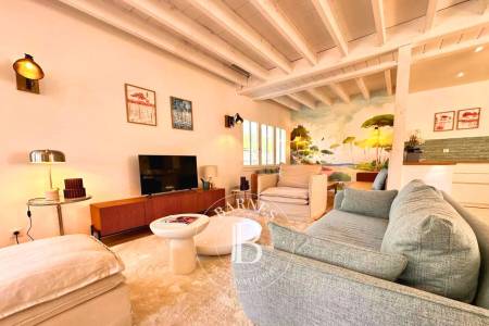 Terrasse en bois bordant la piscine chauffée