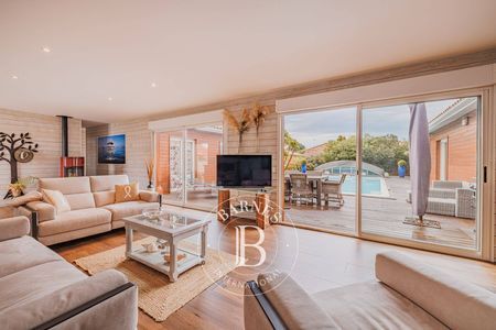 VILLA EN BOIS DANS LE CENTRE VILLE DE BISCARROSSE