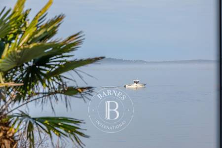 VILLA EN PREMIÈRE LIGNE AVEC ACCÈS PRIVATIF À LA PLAGE D'ARCACHON