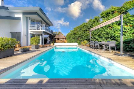 GRANDE VILLA D'ARCHITECTE AVEC PISCINE A VENDRE GUJAN MESTRAS