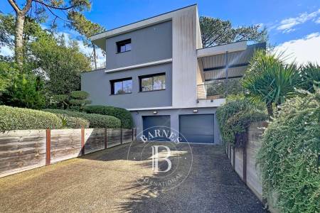 MAGNIFIQUE VILLA AVEC PISCINE SUR LES HAUTEURS DU PYLA-SUR-MER, PROCHE CERCLE DE VOILE
