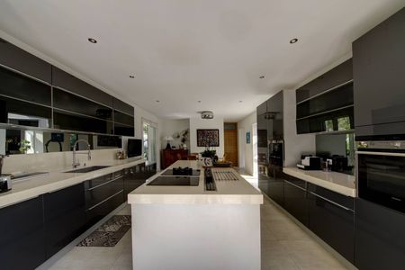 JOLIE VILLA AVEC GRANDE CUISINE ÉQUIPÉE VENDUE PROCHE PLAGE PEREIRE ARCACHON