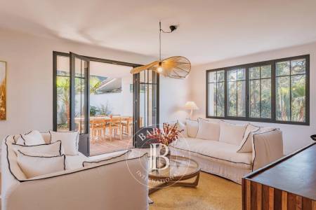 cuisine équipée avec îlot dinatoire et cellier