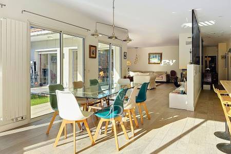 MAGNIFIQUE VILLA FAMILIALE RENOVÉE, 6 CHAMBRES ET PISCINE, AU PYLA-SUR-MER
