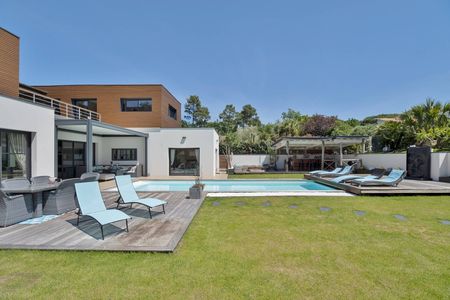 GRANDE VILLA FAMILIALE A VENDRE SUR LE BASSIN D'ARCACHON