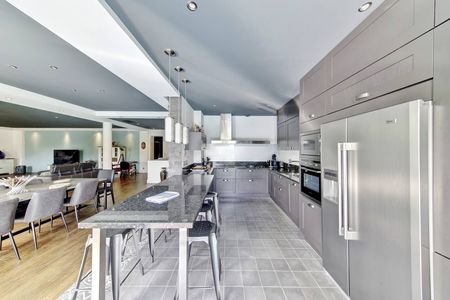 A vendre à proximité de la plage PEREIRE à Arcachon grande villa avec piscine