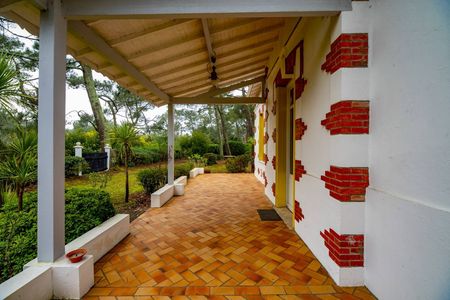 JOLIE VILLA DE CARACTÈRE A VENDRE DANS LES 44 HECTARES