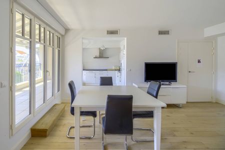 ARCACHON COEUR DE VILLE A VENDRE BEL APPARTEMENT 2 CHAMBRES TERRASSE PARKING ET VUE MER