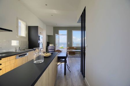 JOLI APPARTEMENT VUE MER ENTIÈREMENT RÉNOVÉ A VENDRE PETITE COPROPRIÉTÉ PREMIÈRE LIGNE