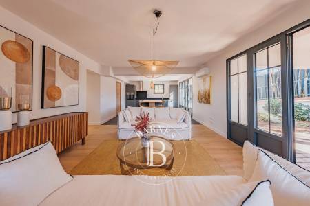 salon lumineux avec vue sur piscine Cap Ferret