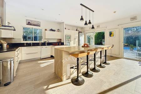 MAGNIFIQUE VILLA FAMILIALE RENOVÉE, 6 CHAMBRES ET PISCINE, AU PYLA-SUR-MER