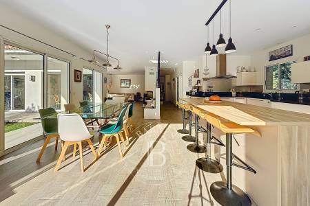 MAGNIFIQUE VILLA FAMILIALE RENOVÉE, 6 CHAMBRES ET PISCINE, AU PYLA-SUR-MER