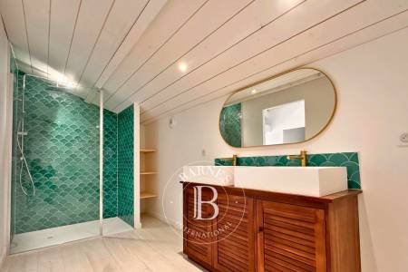 Vue extérieure de la villa depuis le jardin