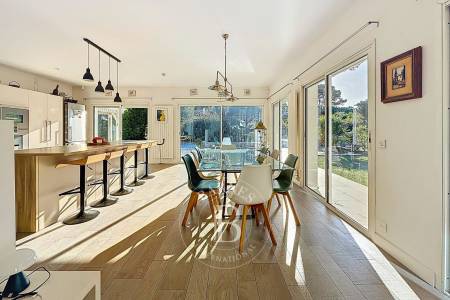 MAGNIFIQUE VILLA FAMILIALE RENOVÉE, 6 CHAMBRES ET PISCINE, AU PYLA-SUR-MER