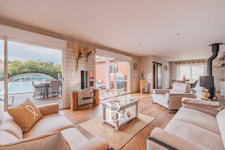 VILLA EN BOIS DANS LE CENTRE VILLE DE BISCARROSSE