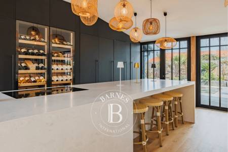 Cuisine américaine moderne et équipée dans maison haut de gamme sur le Bassin