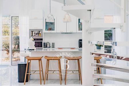 Cuisine équipée avec nombreux rangements, maison de prestige sur le Bassin d’Arcachon