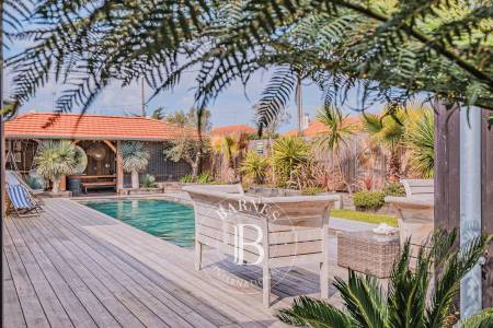 Terrasse en bois ouverte sur le jardin dans villa à La Teste-de-Buch