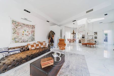 Séjour lumineux avec grandes ouvertures, villa à vendre à La Hume
