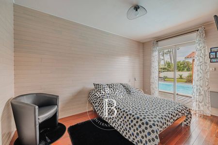 VILLA EN BOIS DANS LE CENTRE VILLE DE BISCARROSSE