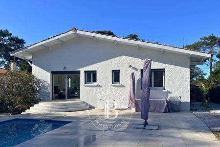 4. Séjour lumineux avec grandes ouvertures sur le jardin, villa Pyla-sur-Mer