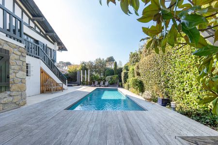 GRANDE VILLA AVEC PISCINE MOULLEAU CENTRE