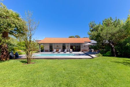 SUPERBE VILLA DE PLAIN PIED AVEC PISCINE SUR VASTE PARCELLE PAYSAGÉE A VENDRE LE MOULLEAU CENTRE