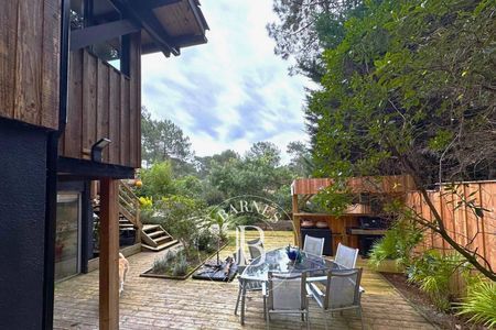 Piscine et espaces extérieurs dans une villa à Lacanau - immobilier de luxe.
