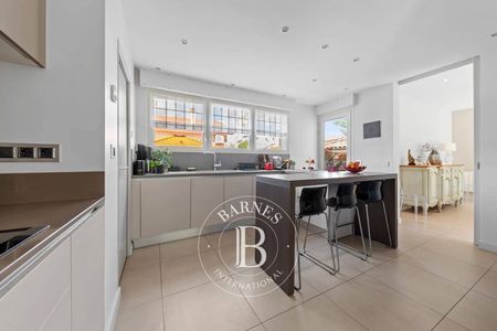 Chambres à l’étage avec belle hauteur sous plafond, immobilier de luxe Arcachon