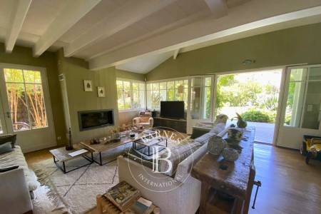 Cuisine avec îlot central et cellier dans maison contemporaine à Cap Ferret