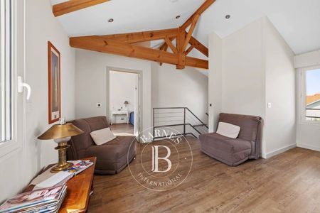 Grande pièce polyvalente de 70 m² au sous-sol, immobilier de prestige Arcachon