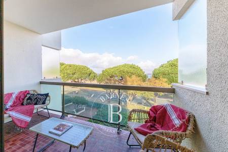 salon lumineux avec cuisine équipée vue mer à Arcachon