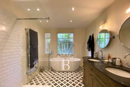 Chambre avec salle d’eau privative à l’étage – immobilier de luxe Cap Ferret