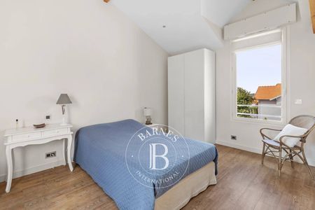 Terrasse plein sud pour des moments de détente à Arcachon, immobilier de luxe