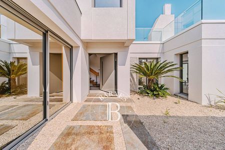 VILLA D’ARCHITECTE STYLE CALIFORNIEN, AVEC PISCINE ET GARAGE