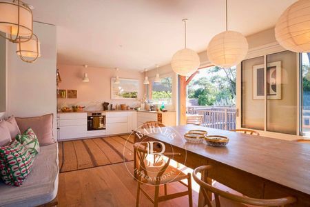 Jardin paysager entourant une piscine chauffée de 7 m x 2,8 m - immobilier de prestige.