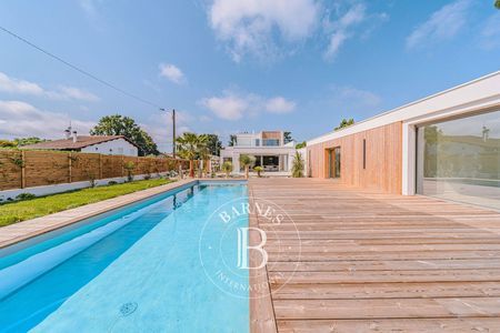 VILLA D’ARCHITECTE STYLE CALIFORNIEN, AVEC PISCINE ET GARAGE