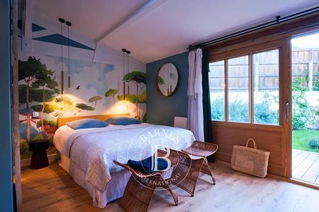 Vue extérieure d’une villa en bois dans le triangle d’or du Cap Ferret - Barnes Bassin d’Arcachon.