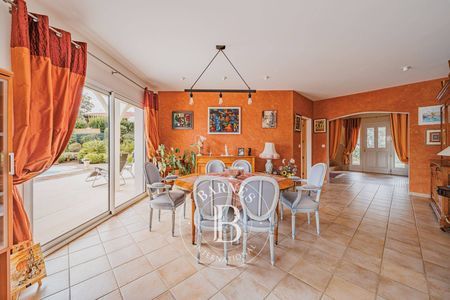 Terrasse couverte avec espace barbecue, immobilier de luxe Arcachon