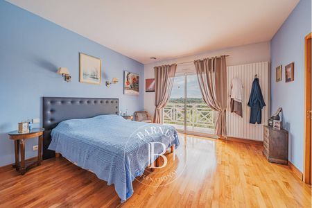 Terrain plat de 1 340 m² avec jardin paysagé, immobilier de prestige